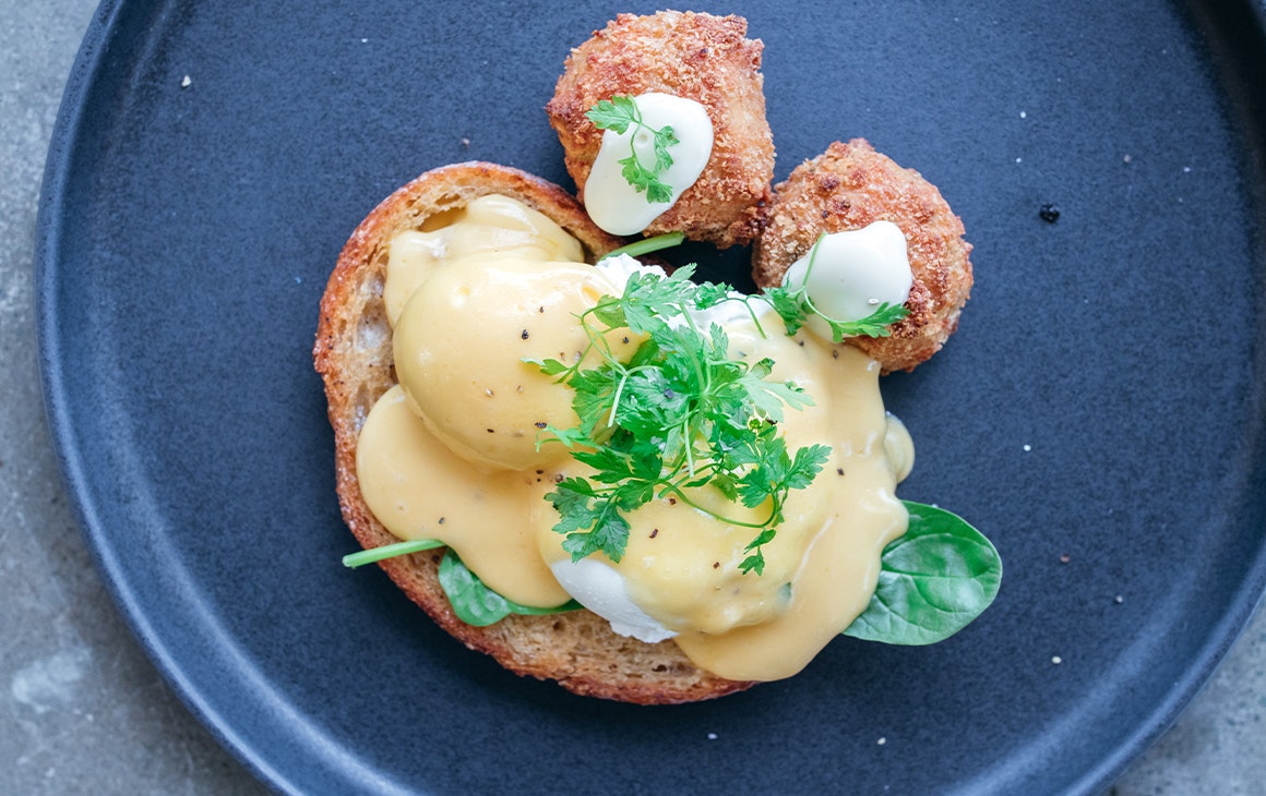 eggs benny with crab cakes
